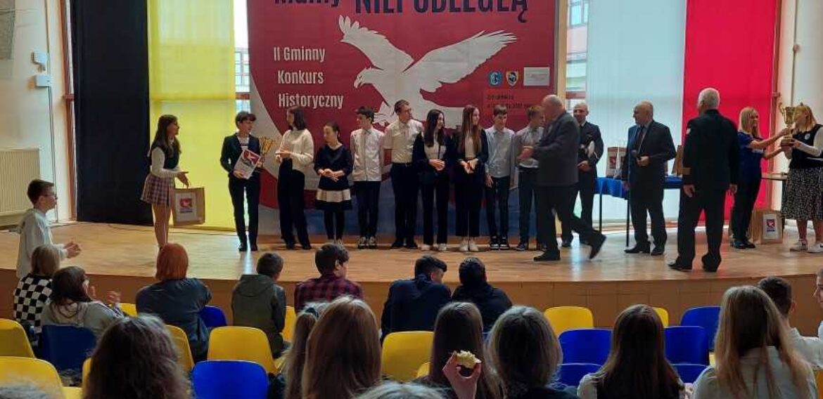 Uczniowie klasy 8 laureatami II Gminnego  KOnkursu Historycznego w Sierakowicach