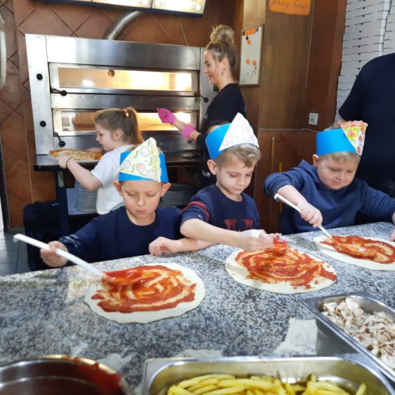 przedszkolaki w pizzerii „Italiana”